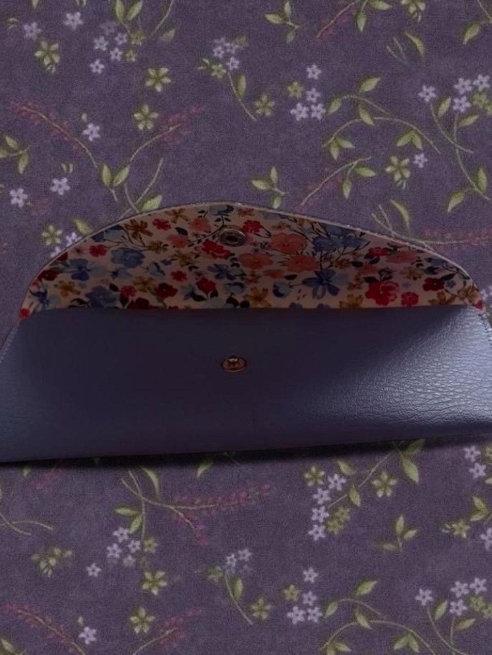 blue leather glasses case with floral lining + glasses wipe ⋆౨ৎ ₊˚ 🦢・₊✧